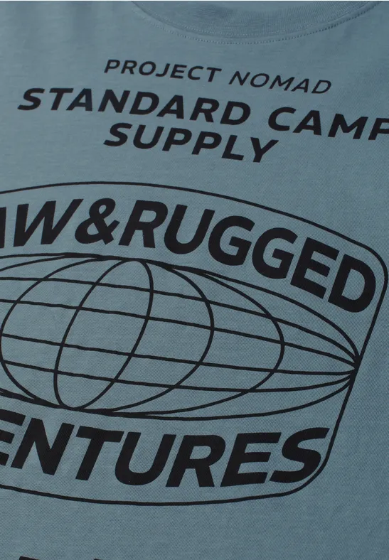 Blaues T-Shirt mit schwarzem Aufdruck «Project Nomad Standard Camp Supply W&W Rugged Ventures» und Globus-Logo.