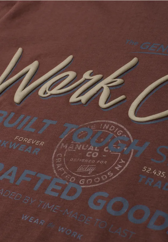 Braunes T-Shirt mit aufgedrucktem Vintage-Design 'Work Co', 'Built to Last' und 'Crafted Goods'.