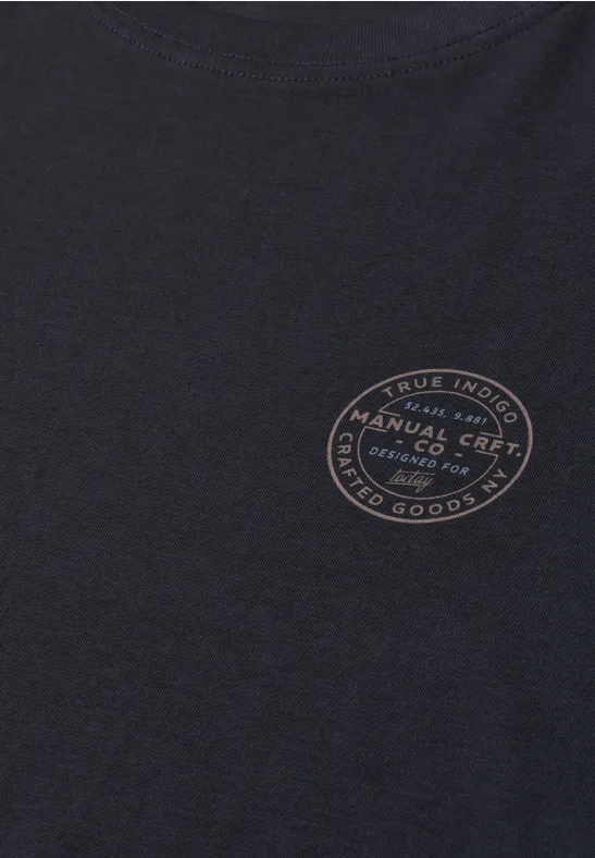 Schwarzes T-Shirt mit kleinem rundem Logo auf der Brust