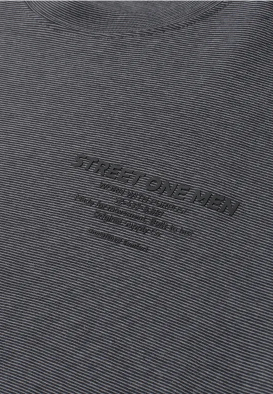 Dunkelgraues T-Shirt mit feinem Streifenmuster und schwarzem 'STREET ONE MEN'-Aufdruck und Zusatztext.