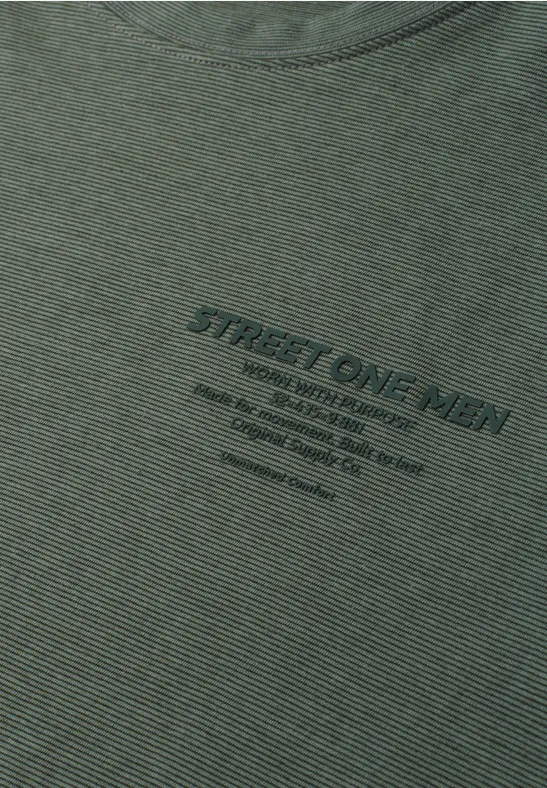 Olivengroen heren-T-shirt met subtiele zwarte 'STREET ONE MEN'-opdruk op de borst.