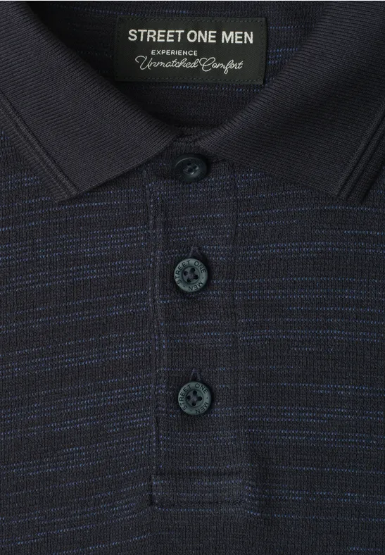 Nahaufnahme eines dunkelblauen Poloshirts mit feinen hellblauen Streifen, drei Knöpfen und Street One Men-Label.