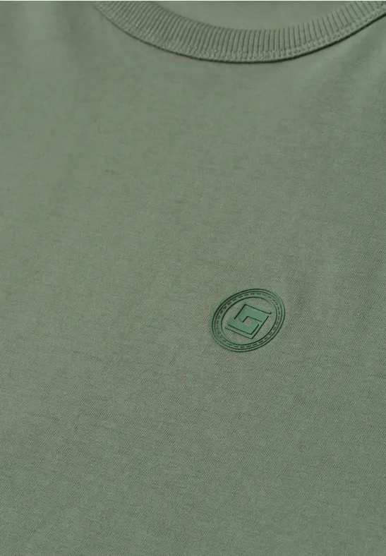 Olivgrünes T-Shirt mit Rundhalsausschnitt und kleinem, grünen Kreis-Logo auf der Brust