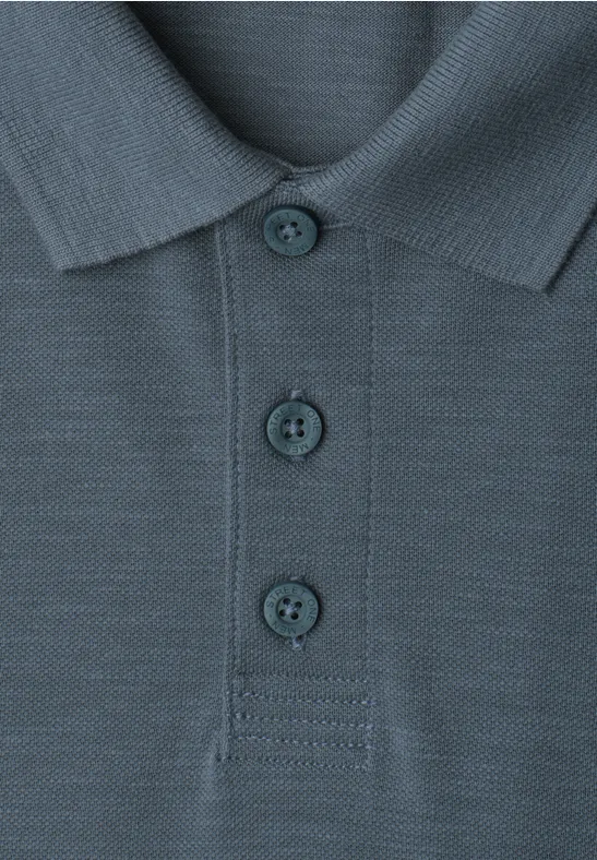 Nahaufnahme eines blaugrauen Poloshirts mit drei Knöpfen und Kragen.