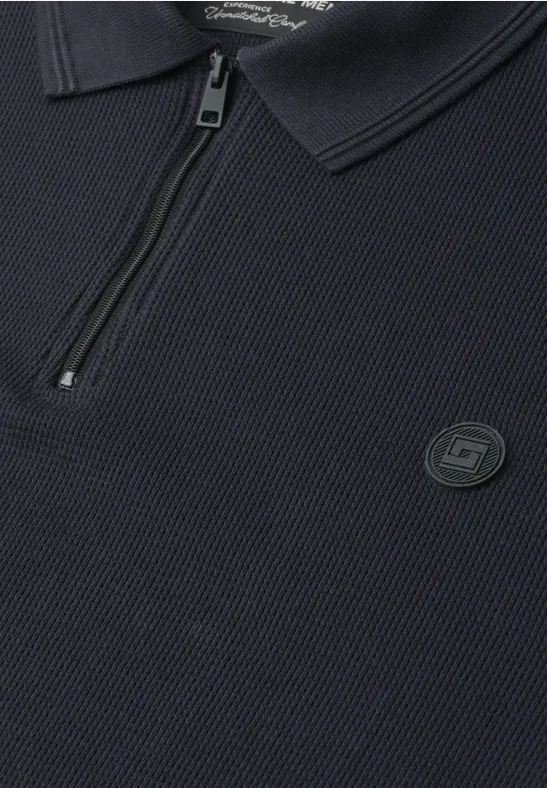 Dunkles Strick-Polo mit Halb-Zip, klassischem Kragen und dezentem Logo auf der Brust