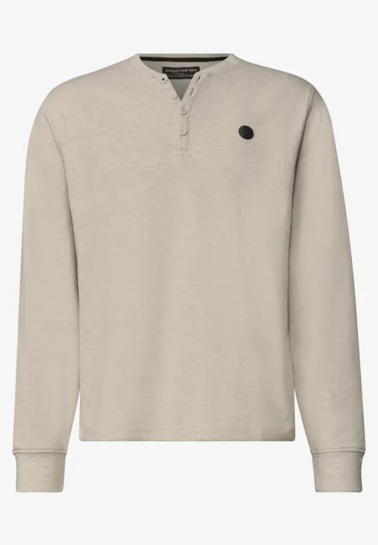 Beiges Langarm-Henleyshirt mit Rundhals und kleinem schwarzem Logo auf der Brust.