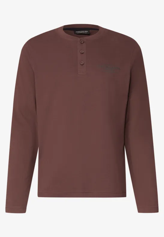 Un t-shirt Henley manches longues marron brun avec col rond et patte de boutonnage.