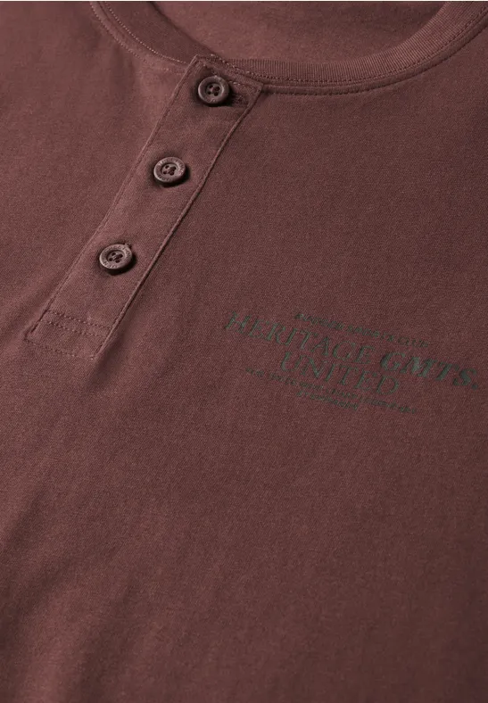 T-shirt henley bordeaux avec patte de boutonnage et imprimé discret sur la poitrine