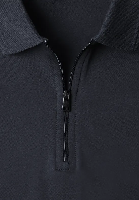 Nahaufnahme eines dunkelgrauen Poloshirts mit Reißverschluss und Stehkragen.