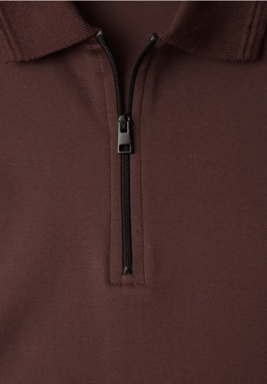 Dunkelbrauner Pullover mit Stehkragen und kurzem Reißverschluss.