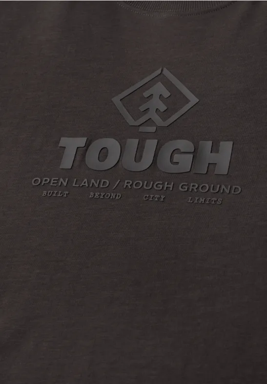 Dunkles T-Shirt mit 'TOUGH'-Logo und Slogan 'OPEN LAND / ROUGH GROUND / PUSH BEYOND LIMITS'.