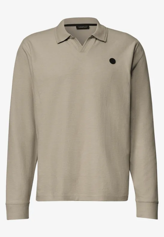 Beige polo met lange mouwen, V-hals en klein rond logo op de borst.