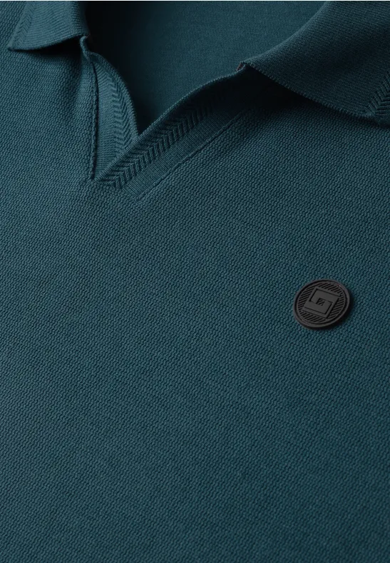 Groen poloshirt met klassieke kraag, V-structuur en een klein, zwart rond logo-embleem.