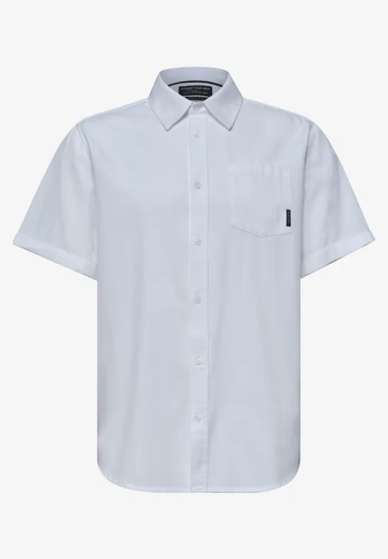 Biała koszula z krótkim rękawem, kołnierzem i kieszonką na piersi.