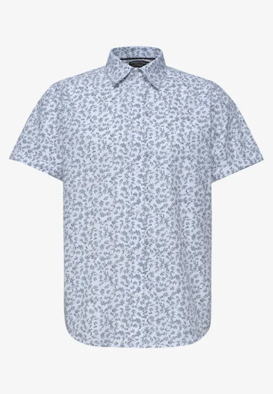 Weißes Kurzarmhemd mit zartem blauem Blumenmuster.