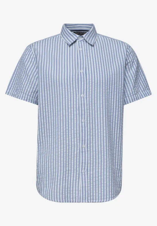 Lichtblauw-wit gestreept overhemd met korte mouwen en knoopsluiting.