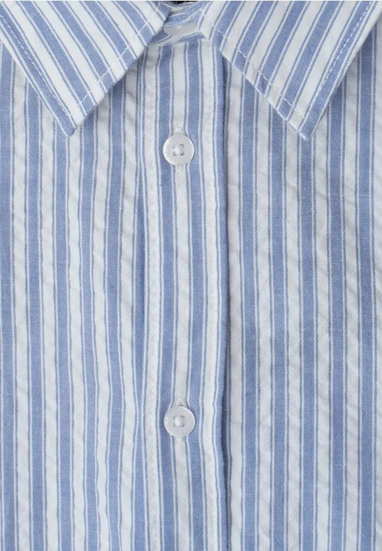 Lichtblauw overhemd met witte, verticale strepen, twee knopen en een klassieke kraag.