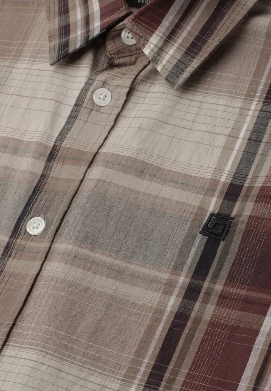 Nahaufnahme eines karierten Hemdes in Beige-, Braun- und Grautönen mit Knöpfen und kleinem Logo.