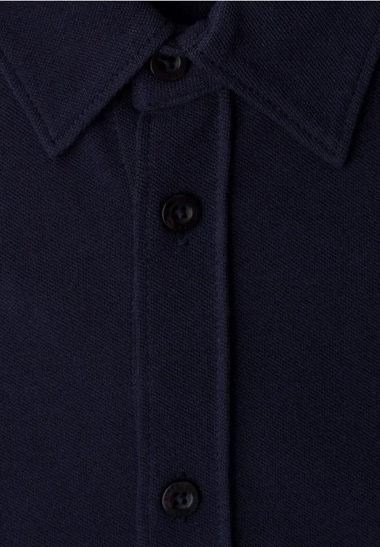 Nahaufnahme eines dunkelblauen Hemds mit Kragen und schwarzen Knöpfen.