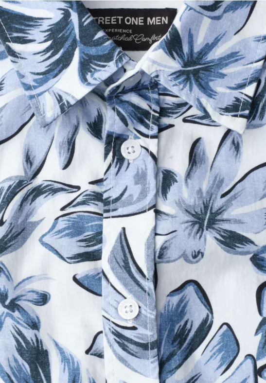 Weißes Hemd mit großem blauem Blumen- und Blattmuster und mittiger Knopfleiste.