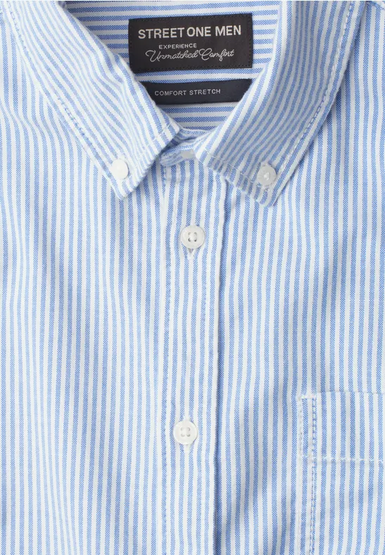 Hellblau-weiß gestreiftes Herrenhemd mit Knöpfen und Brusttasche, klassisch und elegant.