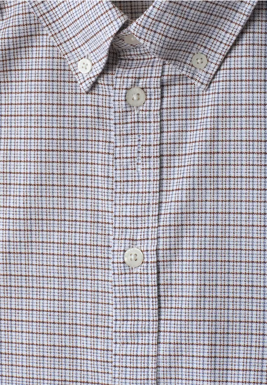 Nahaufnahme eines karierten Hemds mit Knöpfen und button-down-Kragen.