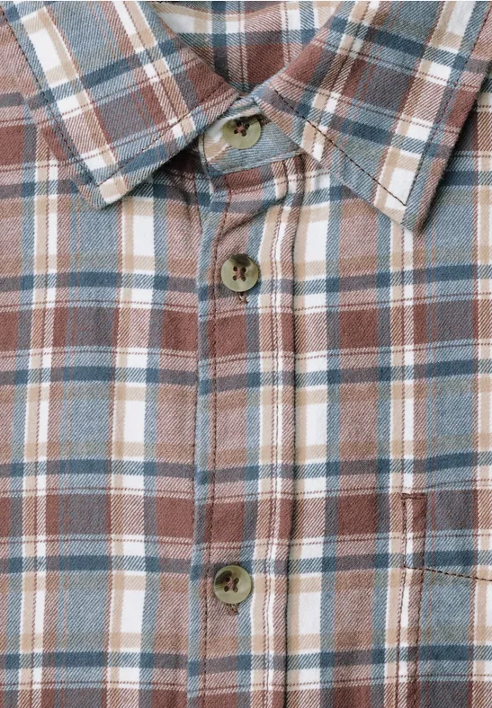 Herrenhemd mit kariertem Muster in Blau, Braun und Weiß, Nahaufnahme von Kragen und Knopfleiste.