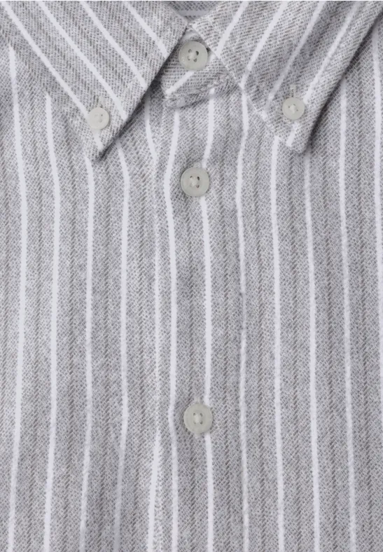 Chemise gris clair à rayures blanches verticales et patte de boutonnage.