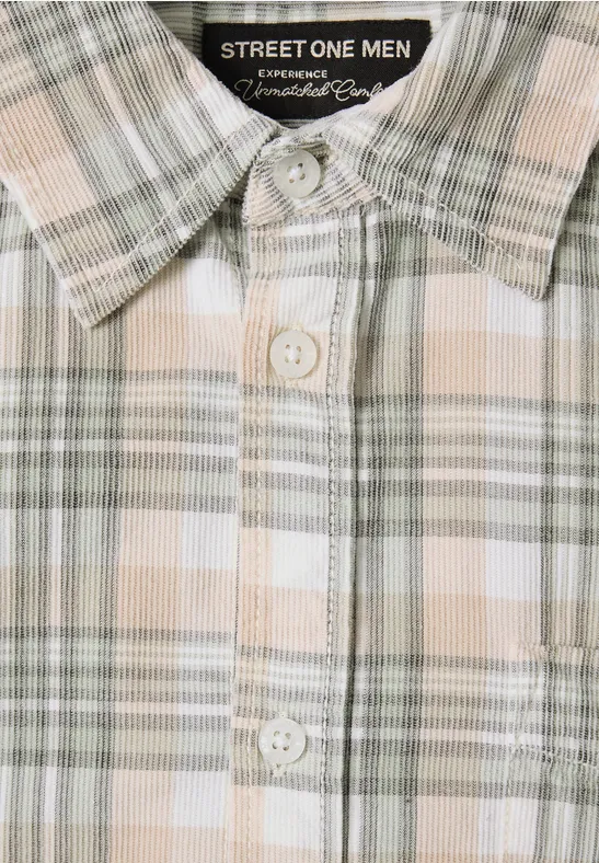 Leichtes Herrenhemd von Street One Men mit beige-grauem Karomuster und Knopfleiste.