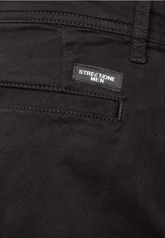 Schwarze Hose mit Gesäßtasche und Street One Men Label.