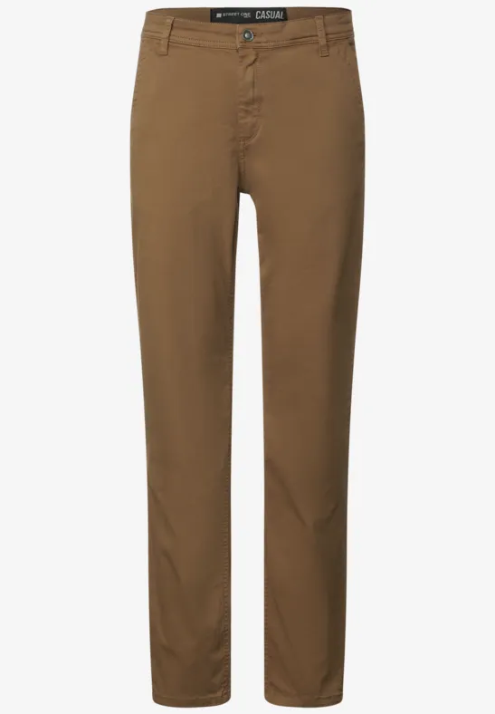 Braune Chinohose mit geradem Schnitt und Gürtelschlaufen.