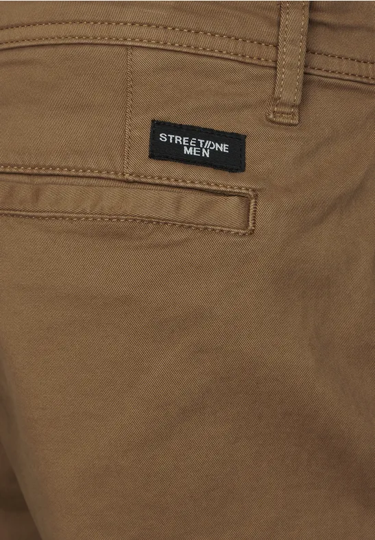 Nahaufnahme einer braunen Hose mit einem STREET ONE MEN Etikett.