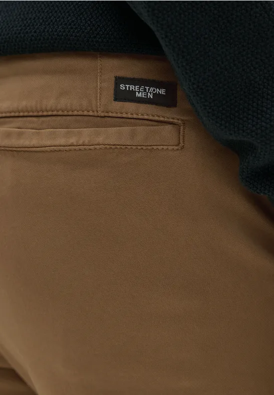 Nahaufnahme einer braunen Hose mit einem Etikett 'Street One Men'.