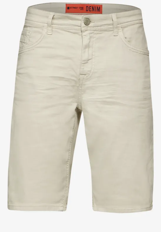 Beigefarbene Jeansshorts mit fünf Taschen und Knopfverschluss.