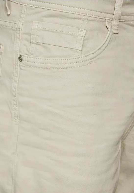 Nahaufnahme einer hellen Jeans mit Taschen.