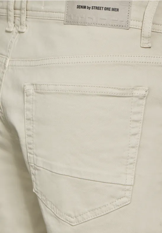 Weiße Jeans mit Gesäßtasche und Label 'DENIM by STREET ONE MEN'.