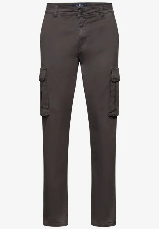 Dunkelbraune Cargohose mit Taschen an den Seiten.