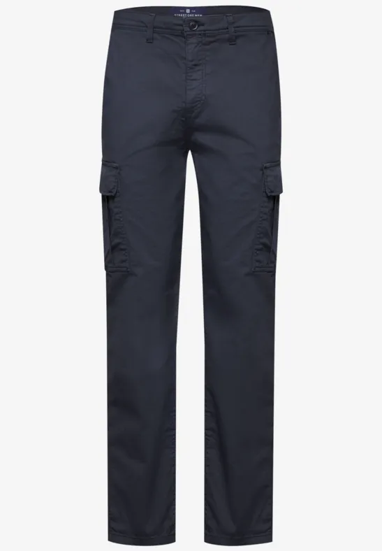 Dunkelblaue Cargohose mit seitlichen Taschen.