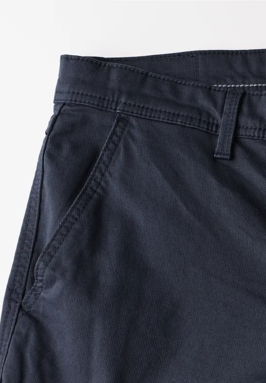 Dunkelblaue Hose mit Seitentasche und Gürtelschlaufe.