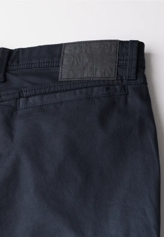 Dunkelblaue Hose mit Gesäßtasche und einem schwarzen Lederetikett.