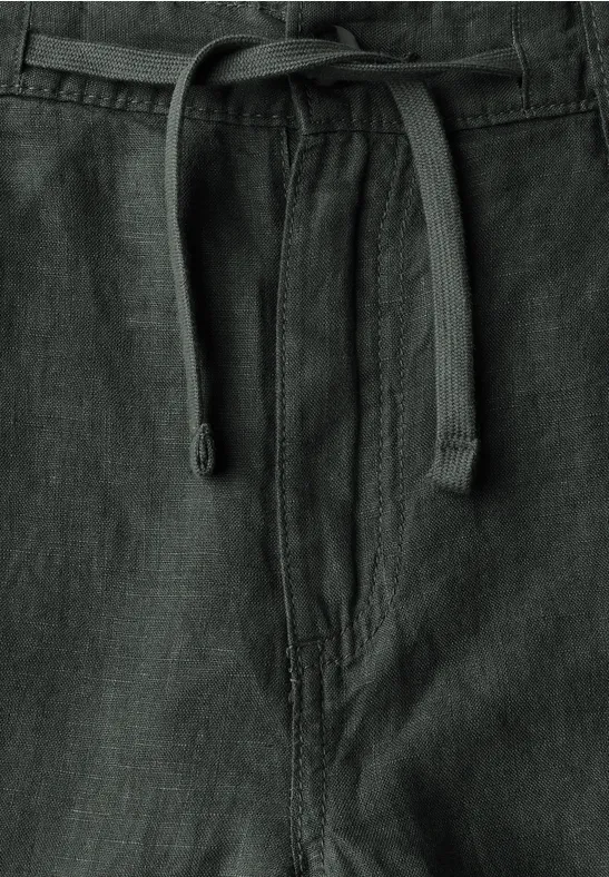 Relaxed Fit linnen shorts pine green