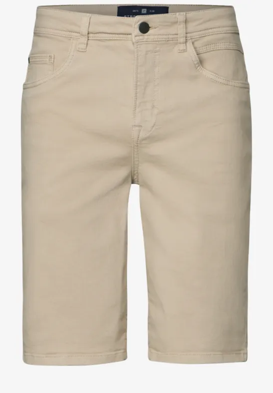 Beige Herrenshorts aus Baumwolle mit fünf Taschen.