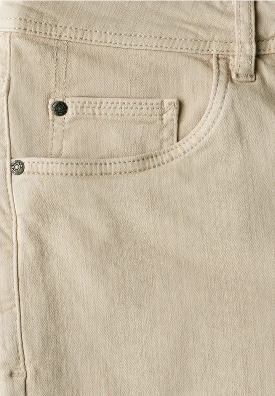 Nahaufnahme einer hellen Jeans mit kleiner Tasche.