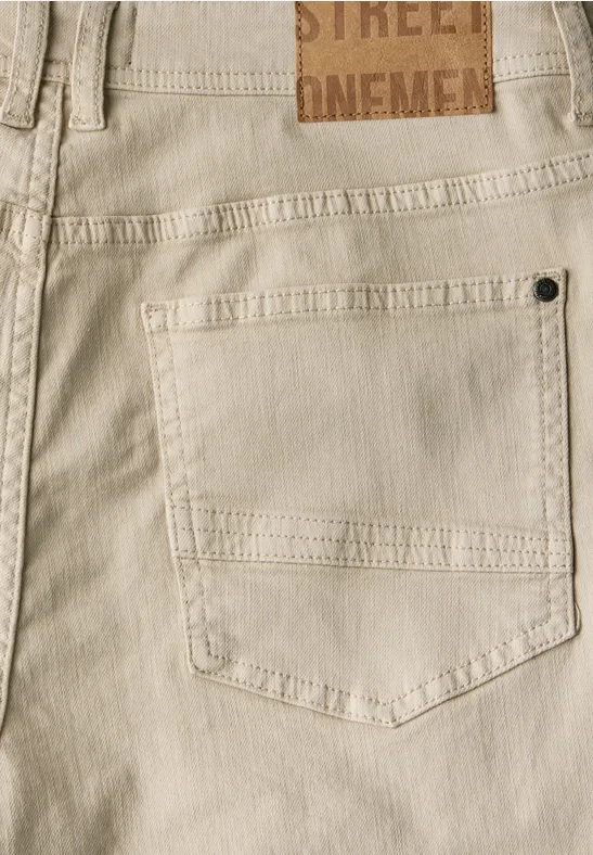 Beige Jeans mit Gesäßtasche und braunem Lederetikett.