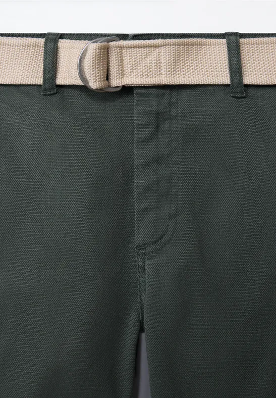 Struktur Chino mit Gürtel pine green