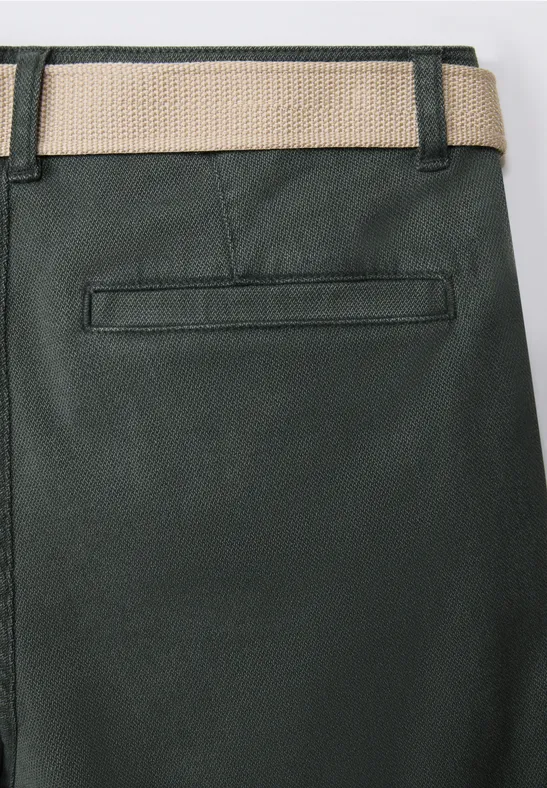 Struktur Chino mit Gürtel pine green