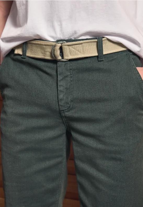 Struktur Chino mit Gürtel pine green