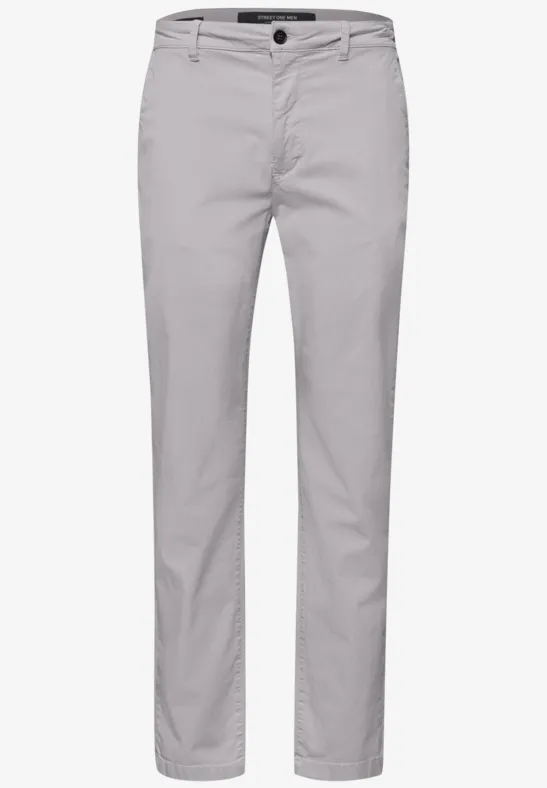 Schlanke hellgraue Chinohose mit Gürtelschlaufen, seitlichen Taschen und Knopfverschluss.