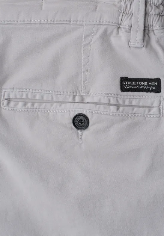 Graue Herrenhose mit einer geknöpften Gesäßtasche und kleinem Street One Men Label