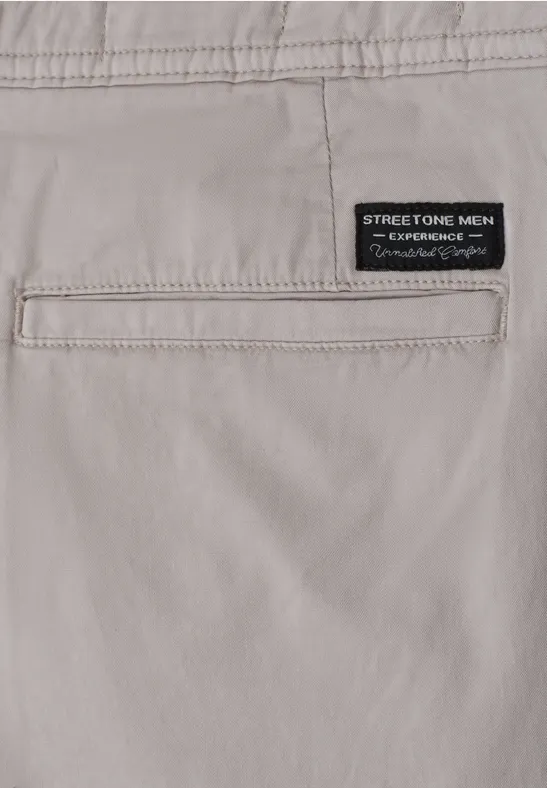 Pantalon homme beige avec poche arrière et étiquette Street One Men.